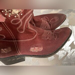 Zigi soho size 8. She’s the boss. Maroon fabric